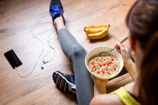 筋トレ前に食事を摂る女性